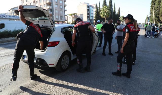 İzmir polisi aranan şahıslara göz açtırmıyor