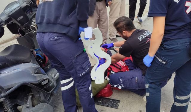 İzmir’de moto kurye sokaktan çıkan araçla çarpıştı