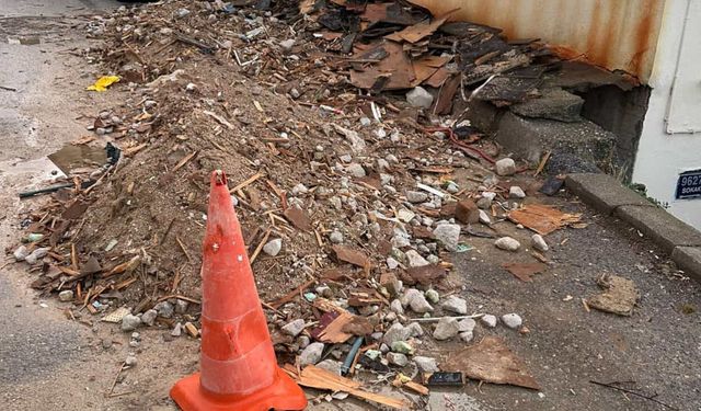 Karabağlar’da yolun ortasına moloz ve odun yığını bırakıldı