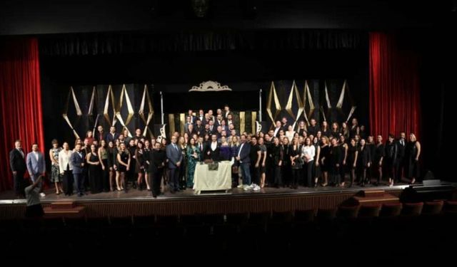 Sahne Tozu Tiyatrosu 21. yılını Haldun Dormen Sahnesi’nde kutladı