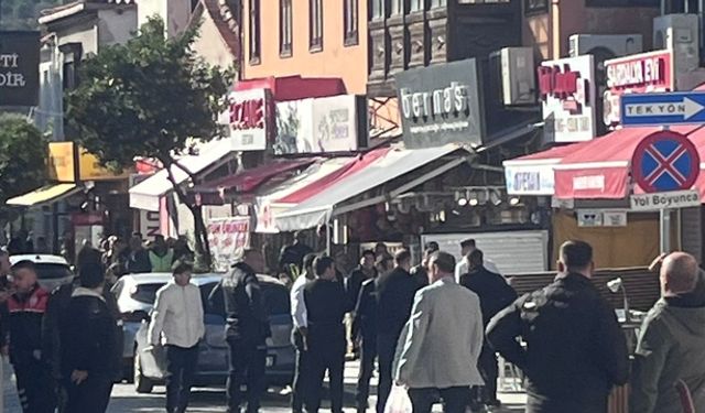 Çeşme’de midyeciye silahlı saldırı esnasında  banka güvenlik görevlisi yaralandı