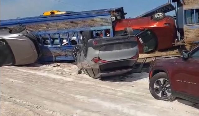 Tır kazası milyonluk araçları kullanılmaz hale getirdi