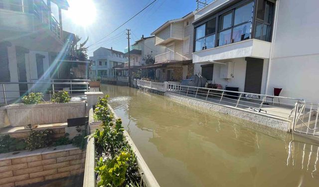 İzmir’de etkili sağanak sele dönüştü: Esnaf mağdur oldu