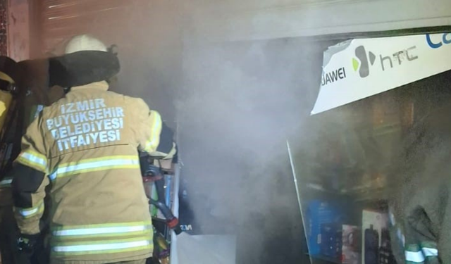 Aliağa'da telefon aksesuar mağazasında yangın: Hasar büyük