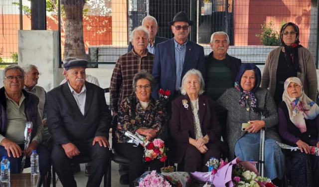 62 yıl sonra ilk öğrencileriyle bir araya geldi