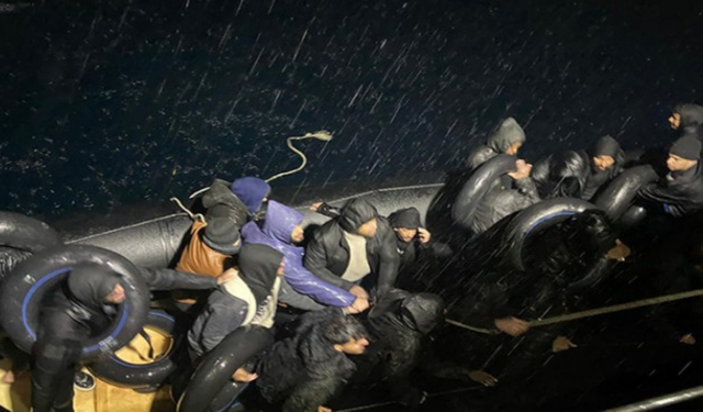 Karaburun açıklarında 26 göçmen kurtarıldı