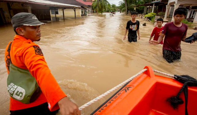 Sel ve toprak kayması sonucu 10 kişi hayatını kaybetti