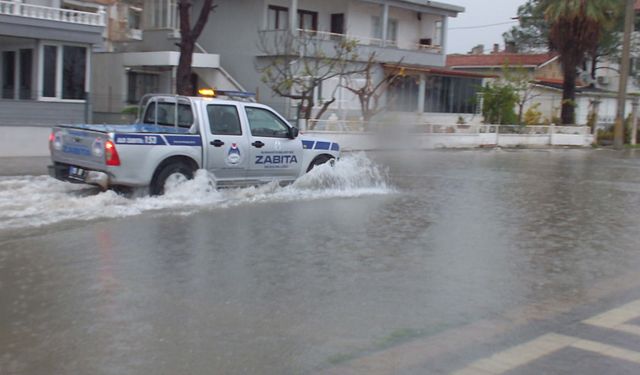 Cadde ve sokaklar göle döndü