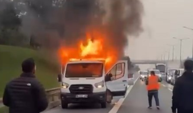 Kamyonet otoyolda alevler içinde kaldı