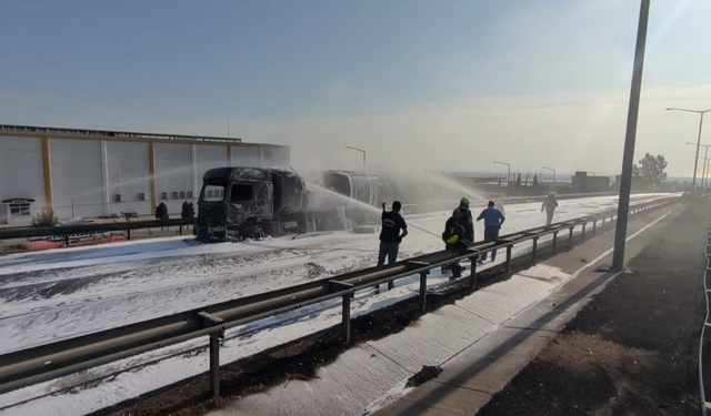 Akaryakıt yüklü tanker alev aldı