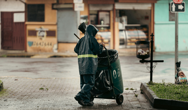 Çöpe atılan birikim, temizlik ekibinin dikkatiyle sahiplerine ulaştı