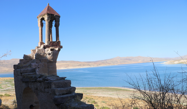 Sular altında kalan asırlık köy turizme kazandırılmayı bekliyor