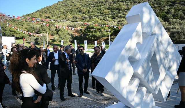 Kuşadası’nda mermer bloklar adalet temasıyla sanata dönüştü