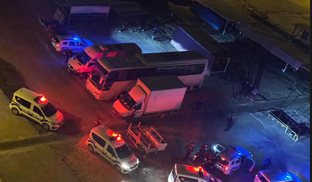 Bayraklı’da pazar yerinde silahlı yaralama