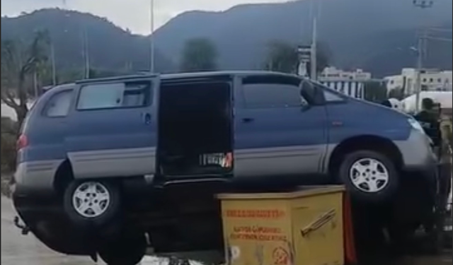 İnciraltı Köprüsünde araç takla attı