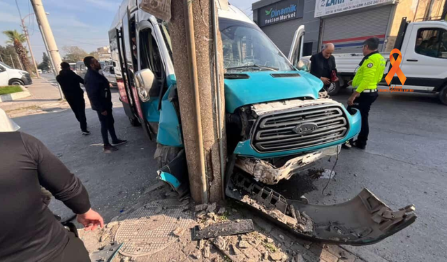 Halkapınar’da dolmuş kazası: Elektrik direğine çarptı, yaralılar var