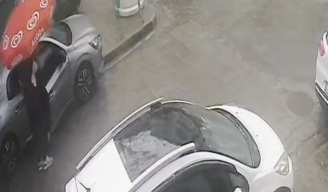 İzmir’de duygulandıran an: Yağmur altında eşi için siper oldu