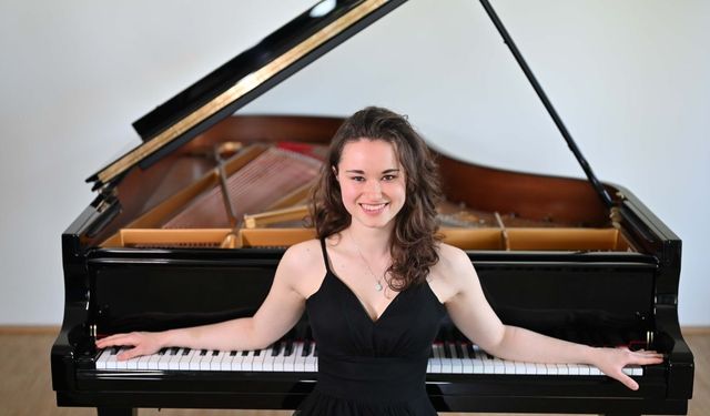 İzmir'in genç piyanisti Nehir Özzengin, Forbes’un “30 Altı 30” listesine girdi