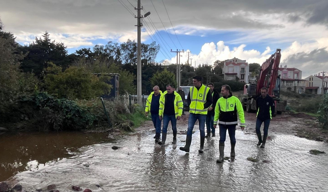 Yoğun yağış Karaburun’u vurdu, İZSU sahaya indi