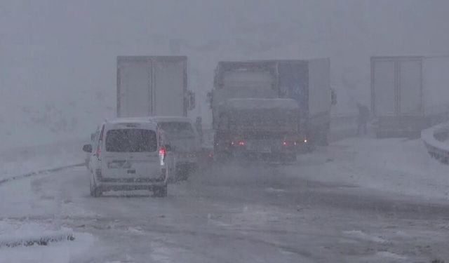 Bayburt kar yağışıyla kışa merhaba dedi
