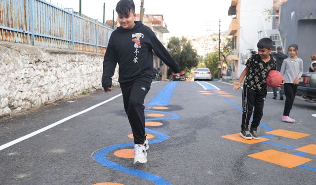 Konak'ta okul yolu renkli, çocuklar mutlu