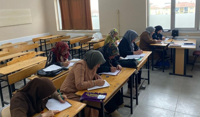 Halk eğitim kurslarında 2,3 milyon kişi okuma yazma öğrendi