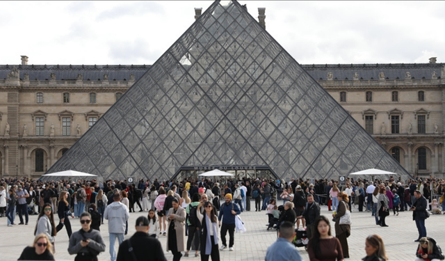 Louvre’dan yabancı ziyaretçilere büyük zam