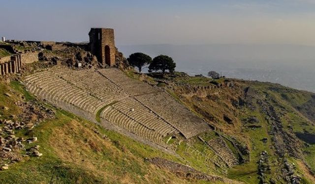 Bergama Akropolü nerede, nasıl gidilir? Tarih tutkunlarına rehber