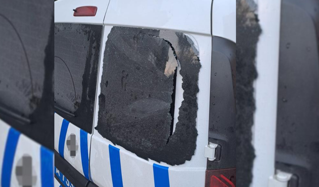 Bayraklı'da polis aracına tekmeli saldırı: 3 şüpheli yakalandı