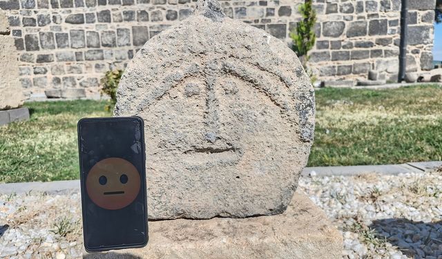 Dünyanın ilk emojili mezar taşı Diyarbakır müzesi’nde ziyarete açıldı