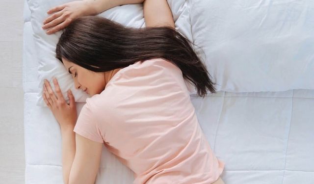 Psikolojiye göre yüzüstü uyumak ne anlama geliyor?