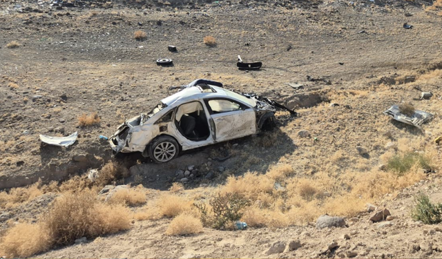 Kazada iki kişi hayatını kaybetti, sürücü tespit edilemedi