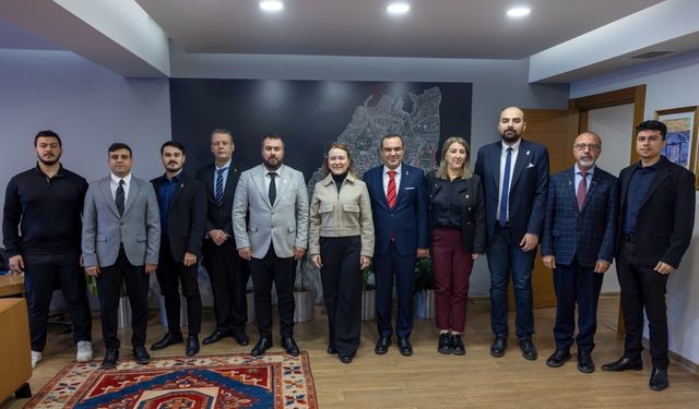 Konak’ta ortak akıl buluşması: Başkan Mutlu, Zafer Partisi heyetini ağırladı