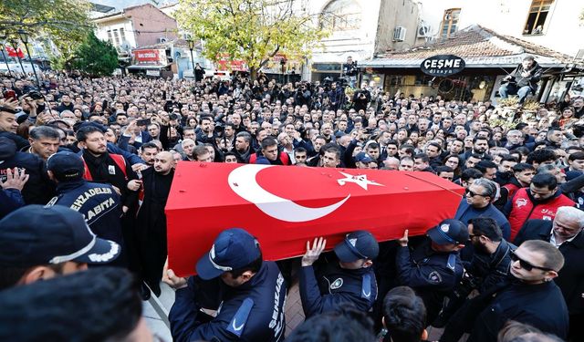Manisa ilk kadın belediye başkanını uğurluyor: Gülşah Durbay’a belediye önünde veda
