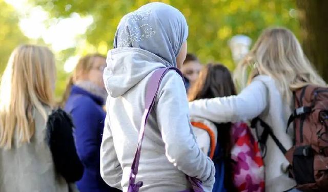 14 yaş altına başörtüsü yasağı yürürlüğe girdi