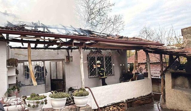 Erbaa’da bir ev, elektrik kontağından çıkan yangınla kül oldu