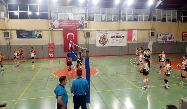 Çiğli Belediyesi'nin voleybol takımları ligde zirvede