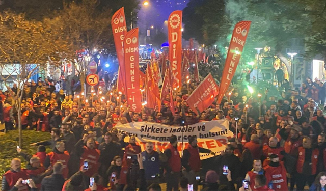 İzmir'de işçilerden meşaleli eylem: Kültürpark’tan Kıbrıs Şehitleri’ne