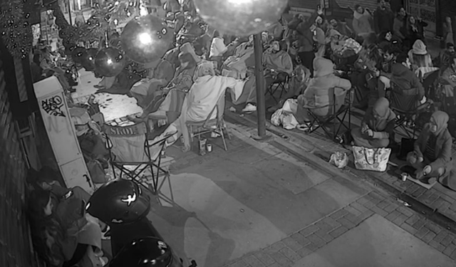 Alsancak’ta indirim sabahlattı: Mağaza önünde ilginç görüntüler oluştu