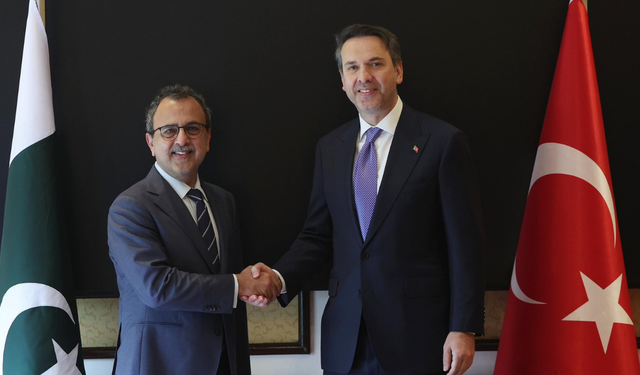 Bakan Bayraktar, Pakistanlı mevkidaşıyla enerji iş birliğini görüştü