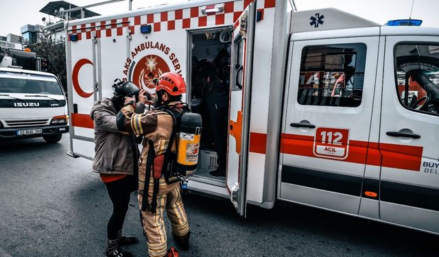 Bornova’da iş hanını alevler sardı: 12 kişi itfaiye ekiplerince kurtarıldı