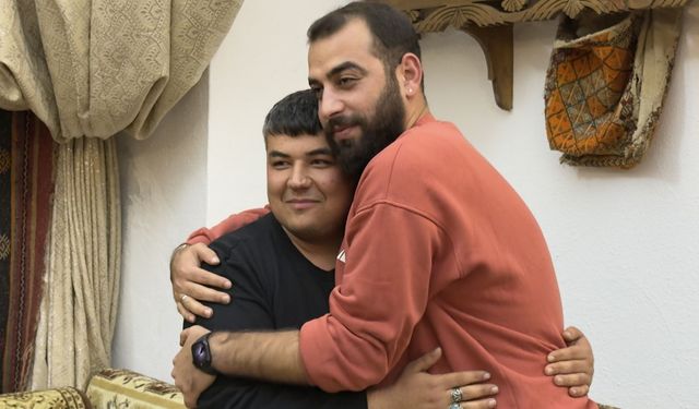 Çay içerken nefesi tıkanan genci Heimlich manevrası kurtardı