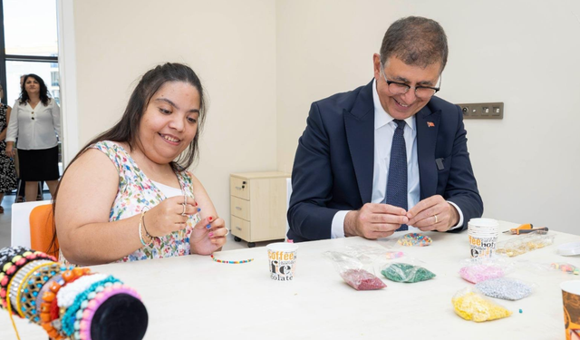 İzmir Büyükşehir Belediyesi, engellilerin yanında