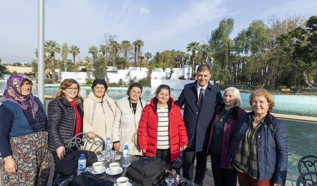 Dr. Cemil Tugay, Göl Gazinosu'nda Eriklili kadın ve çocuklarla bir araya geldi