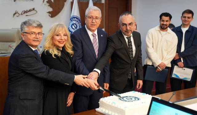 EÜ Senatosu’nda gururlandıran başarı: 12’nci sıra pastayla kutlandı