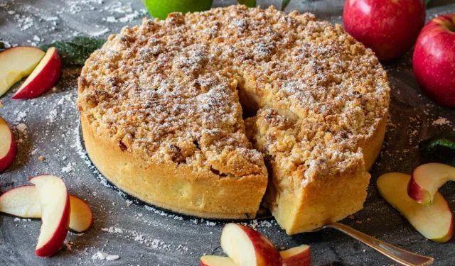 Karamelli elmalı kek tarifi: Pastane lezzeti evde