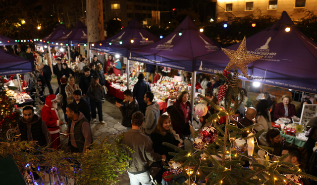 İzmir’de “Çevre Dostu Yeni Yıl Pazarı”na yoğun ilgi! Binlerce ziyaretçi ilk günden akın etti
