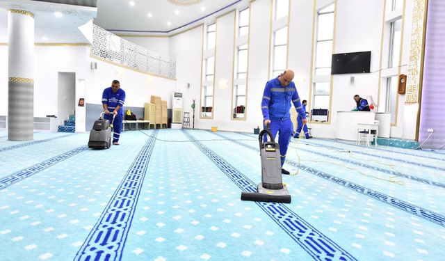 İzmir Büyükşehir Belediyesi’nin temizlik ekipleri, kent genelindeki tüm ibadethaneleri köşe bucak temizliyor