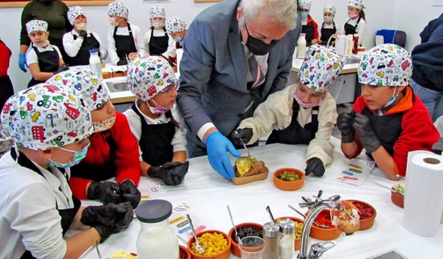 Minik şefler gastronomi sınıfında kendi kumpirlerini hazırladı