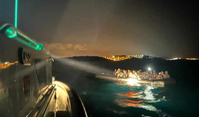 Çeşme ve Dikili açıklarında 68 göçmen kurtarıldı